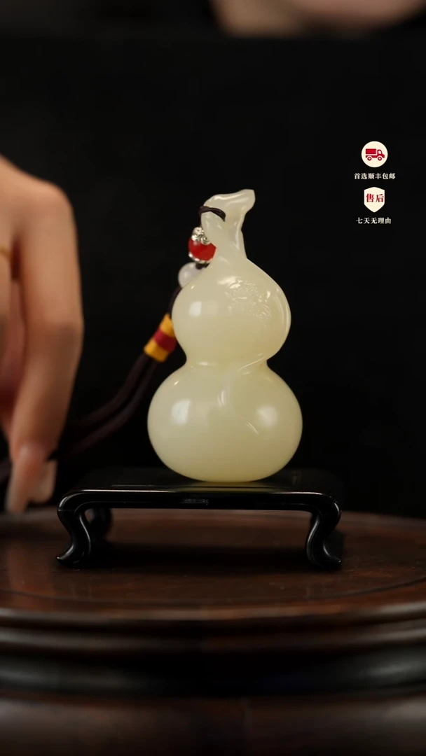 云南石竹叶青雕刻：大叶葫芦手把件