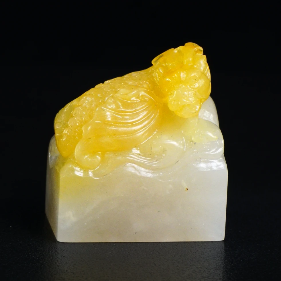 1寿山石黄白荔枝洞鳌鱼卷浪印章47.2克3.3x2.2x3.8