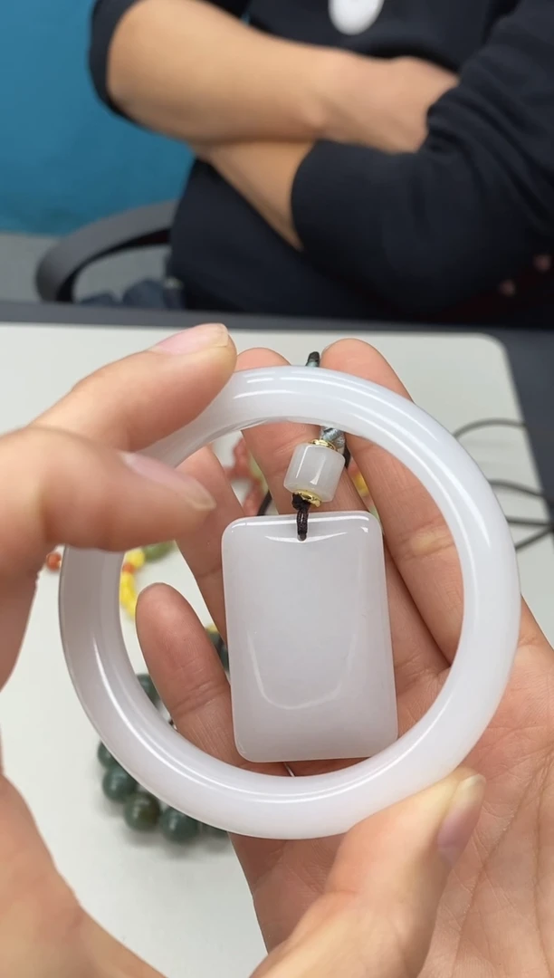 未镶嵌11石英质玉（金丝玉）手镯