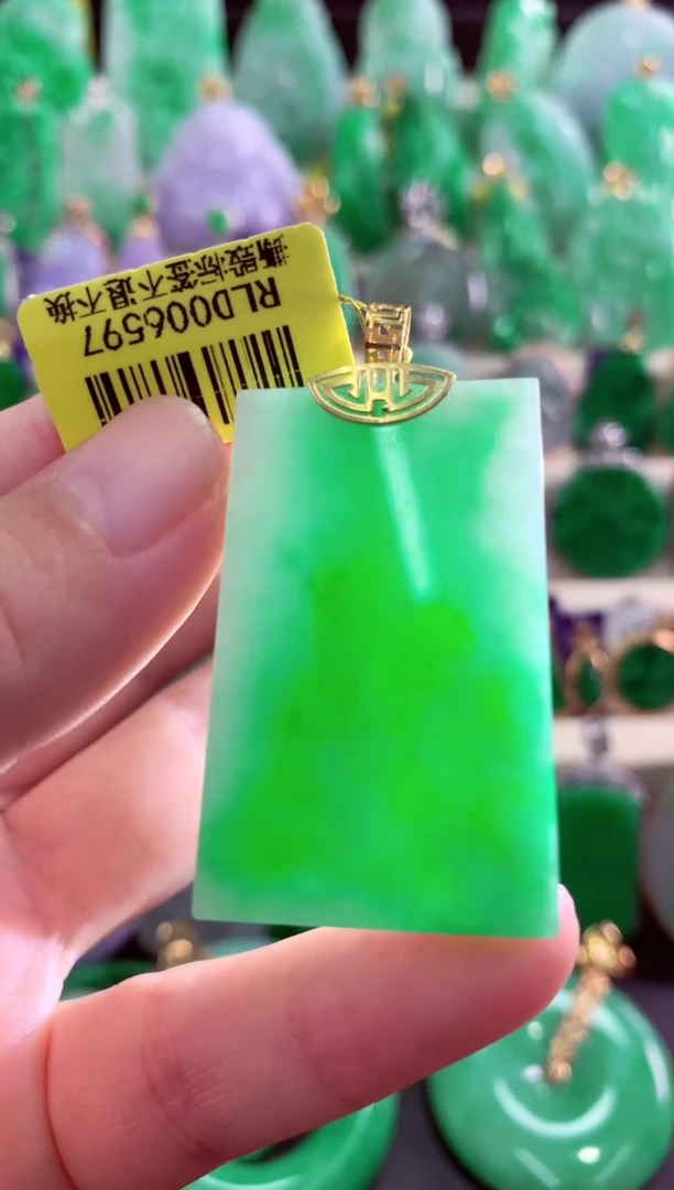 颈饰18K金镶嵌翡翠挂件