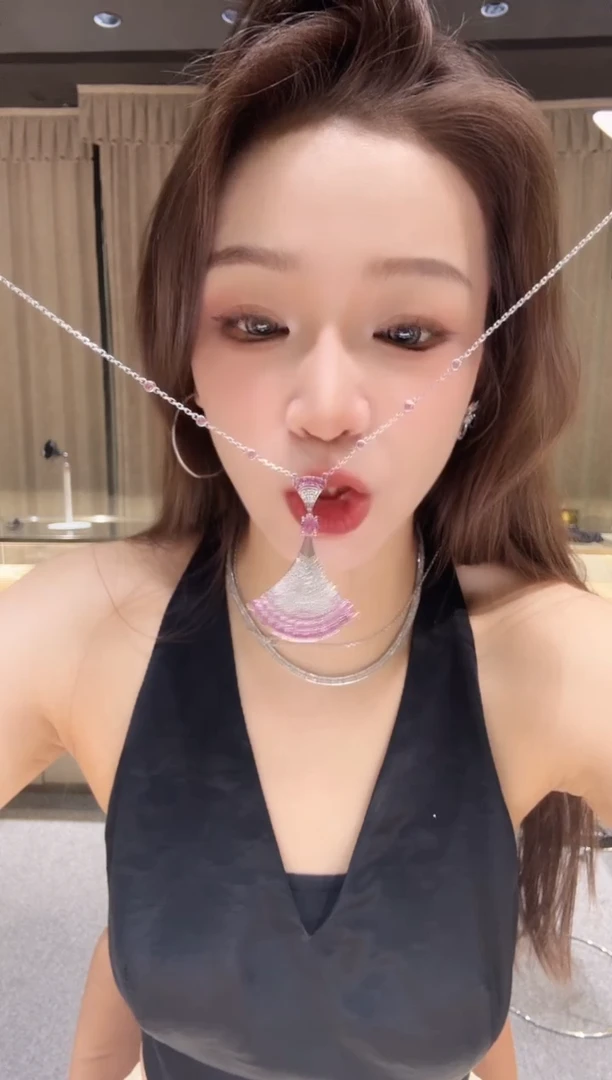 项链铂Pt950镶嵌钻石粉色裙子