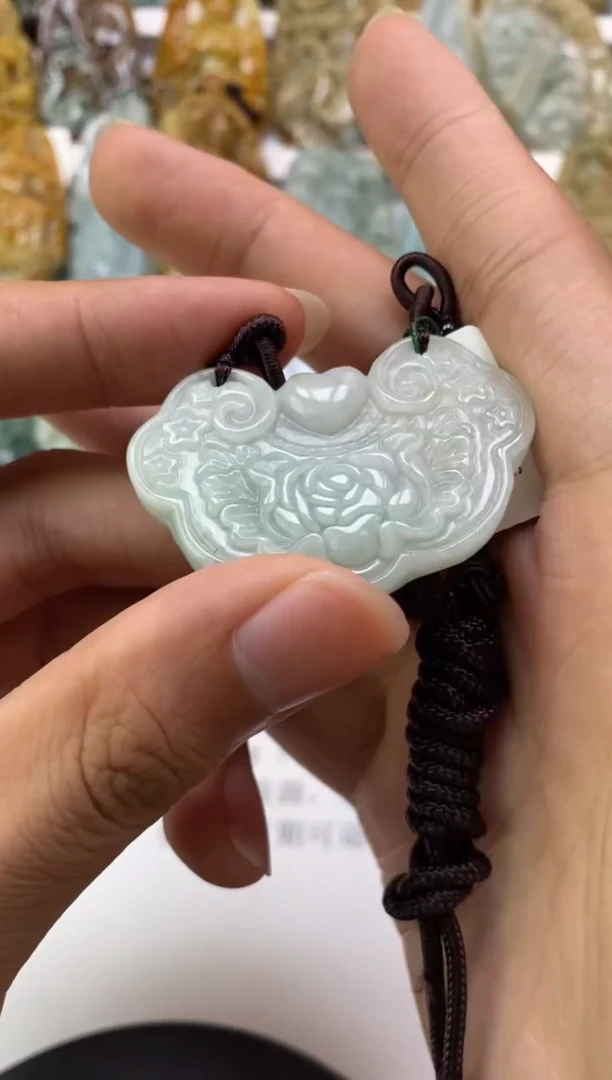 翡翠未镶嵌颈饰麦**瑟天然翡翠