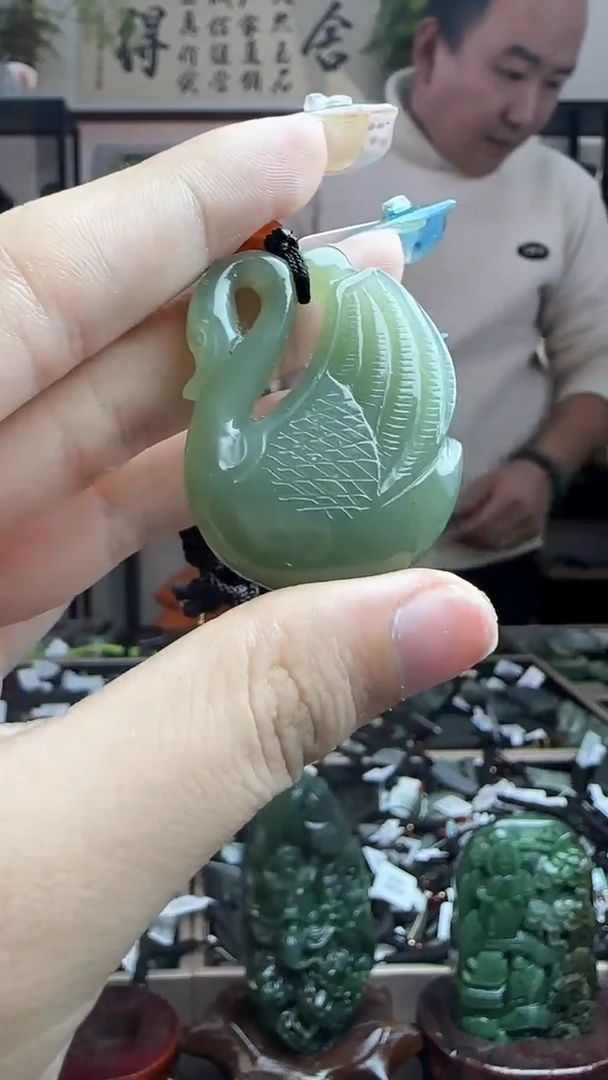 颈饰未镶嵌和田玉天鹅