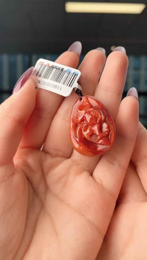 颈饰未镶嵌南红玛瑙花牌 无