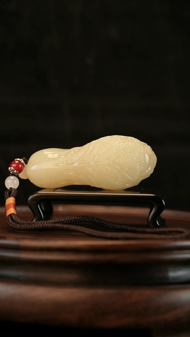 云南石竹叶青雕刻：手握白菜