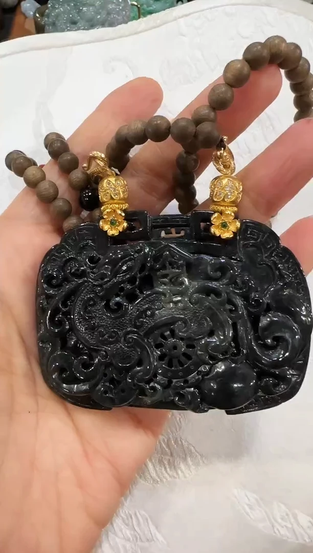 翡翠未镶嵌颈饰国风