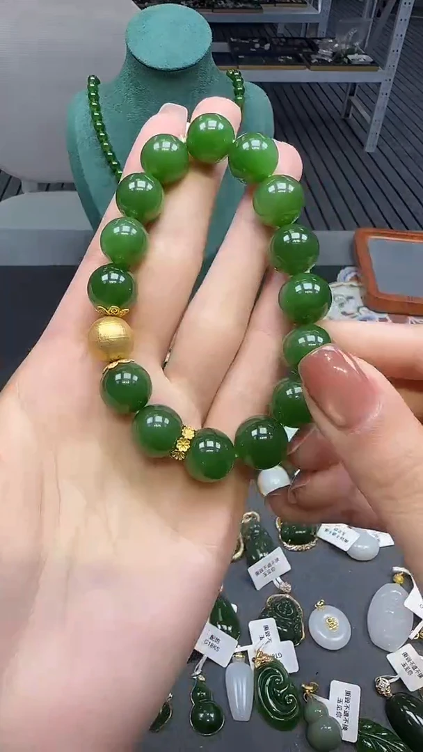 18K金镶嵌手串和田玉1
