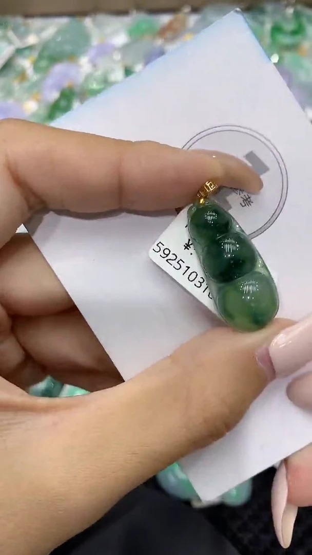 颈饰18K金镶嵌翡翠111111111111