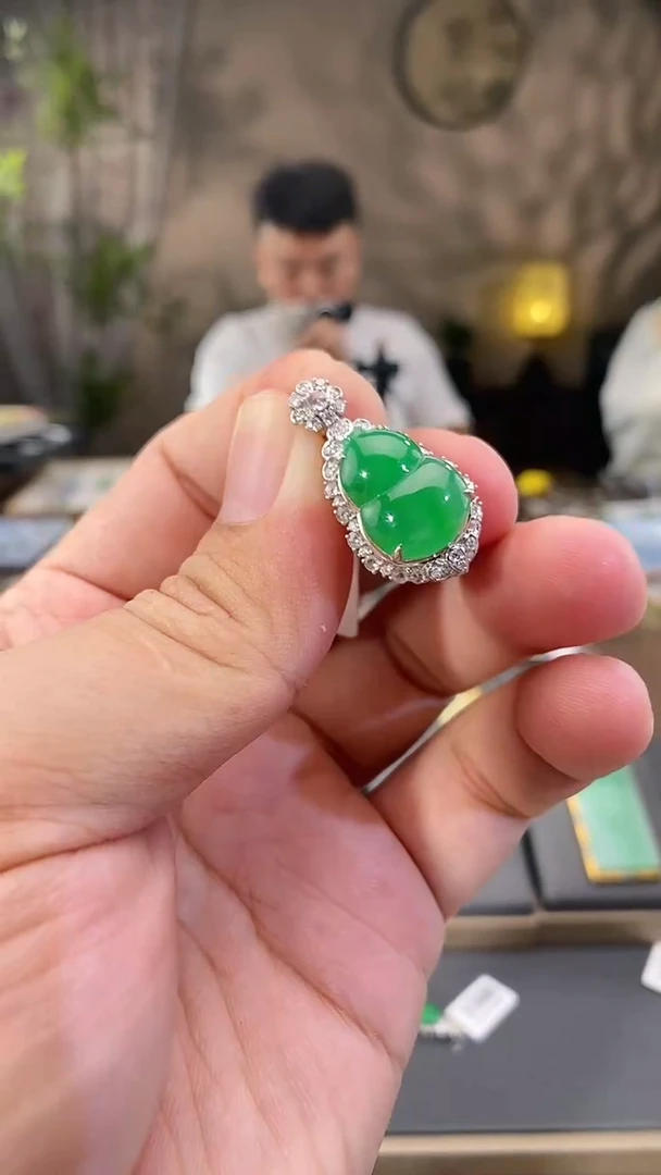 吊坠(不含链)18K金镶嵌翡翠葫芦
