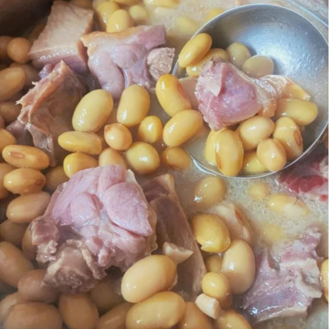【腊肉骨头炖黄豆】胶原满满 咸香酥烂