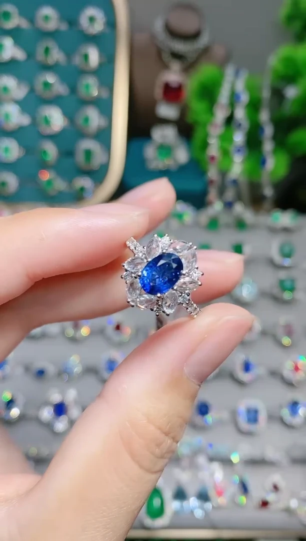 戒指蓝宝石18K金镶嵌.