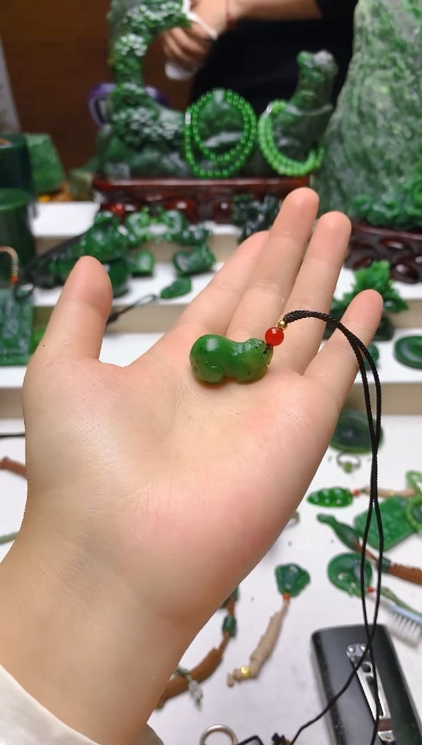 颈饰未镶嵌和田玉（碧玉）随机发货一个