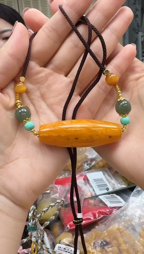 未镶嵌颈饰琥珀如图