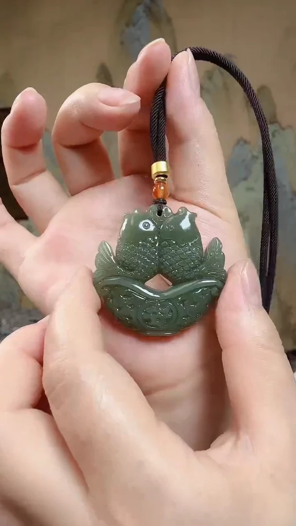 和田玉未镶嵌颈饰.