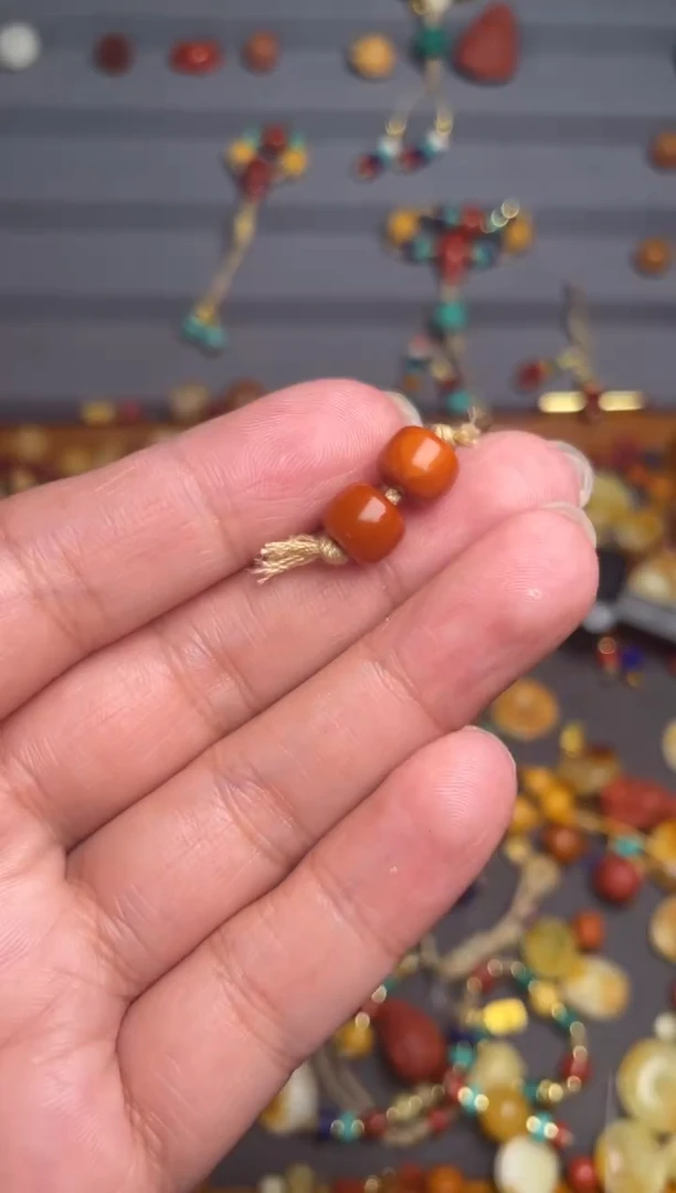 未镶嵌蜜蜡裸石多样性发其一，8mm红油皮一对