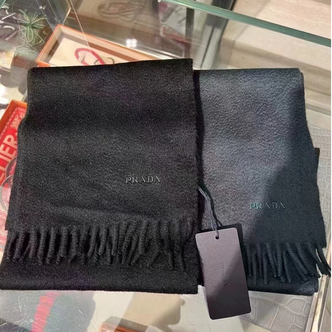 全新未使用 Prada/普拉达  黑色山羊绒围巾