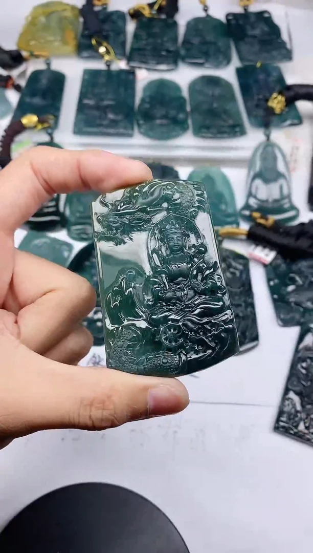 颈饰未镶嵌翡翠