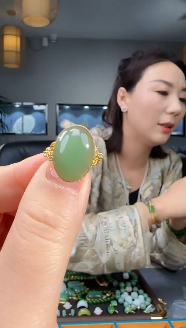 18K金镶嵌戒指和田玉1