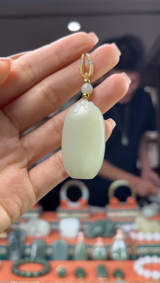 和田玉未镶嵌颈饰佩佩