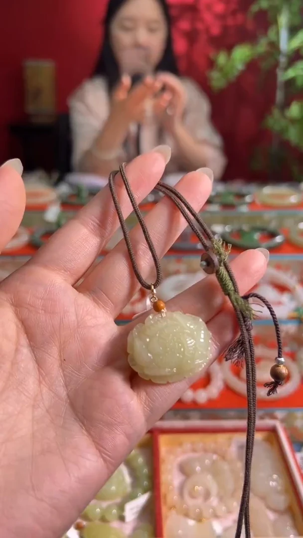 颈饰未镶嵌和田玉黄口牡丹花