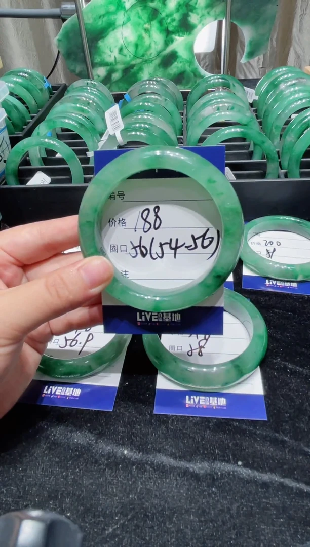 未镶嵌手镯石英质玉手镯