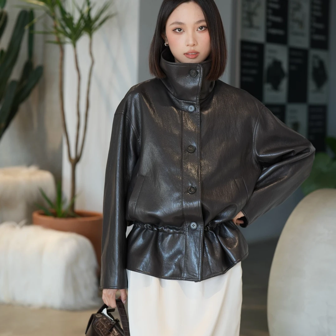 以类设计师品牌CHIC GALAXY立领腰部抽绳蛋白皮外套秋冬时尚47886