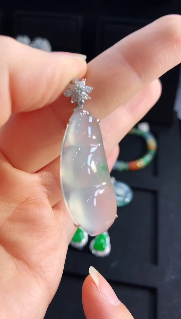 【闪购商品】翡翠吊坠(不含链)18K金镶嵌吊坠