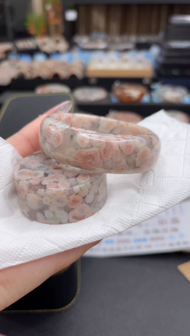 无无t****r315(58圈赠送镯心)小修、小沙眼  不退不换