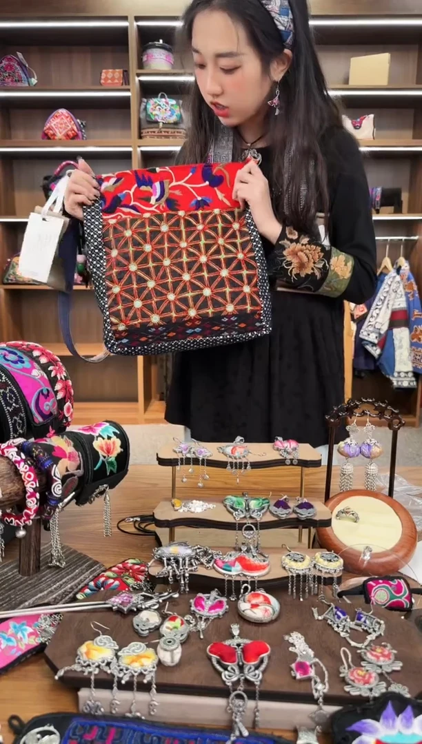 【闪购商品】织绣A6蒙阿苏苗绣传承