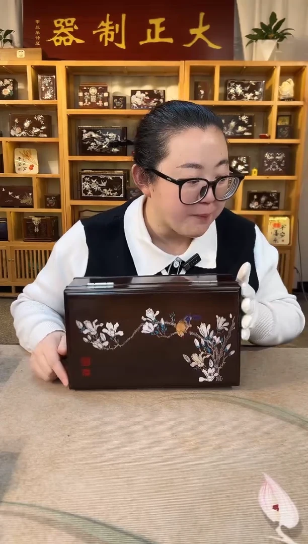 红酸枝木类成套家具大红酸枝 嵌螺钿玉兰花开线条盒30*18*11