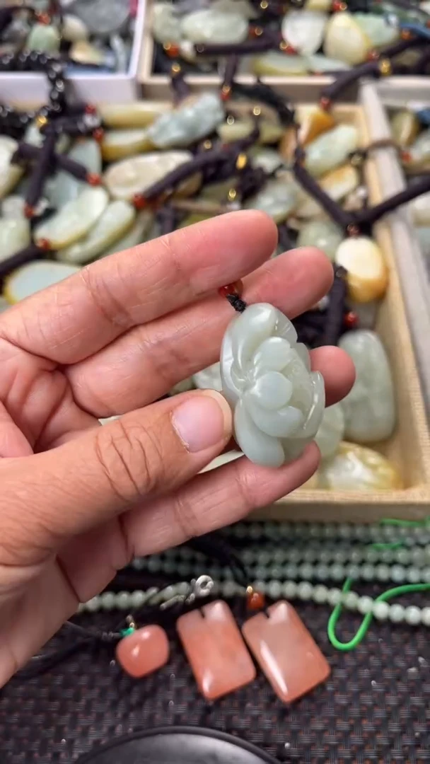 【闪购商品】和田玉颈饰未镶嵌多样性发货没有证书拍一发一有瑕