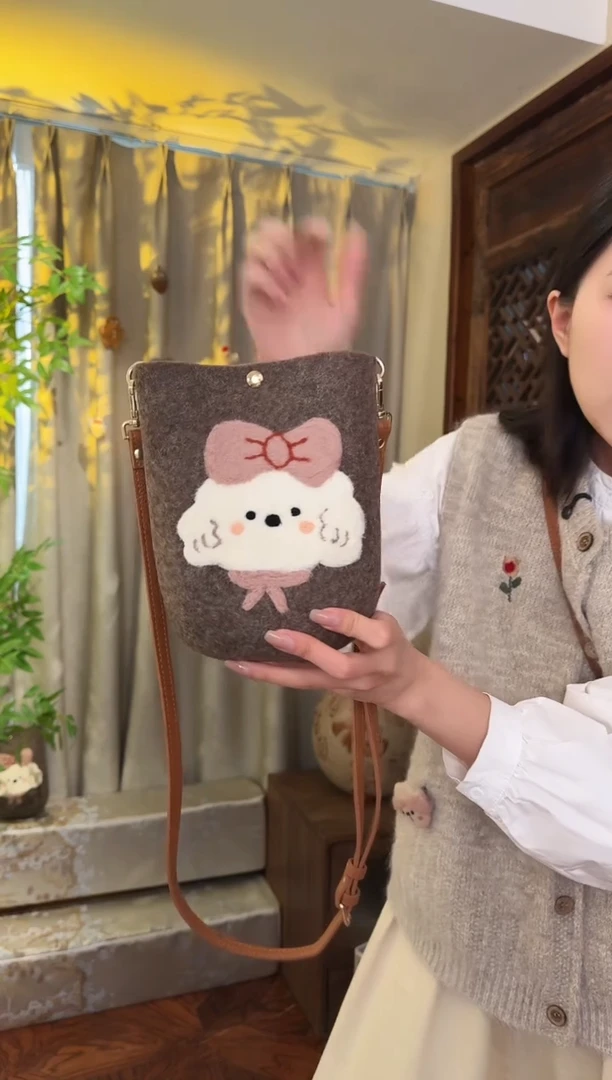 羊毛非遗纯手工包  手机包小狗