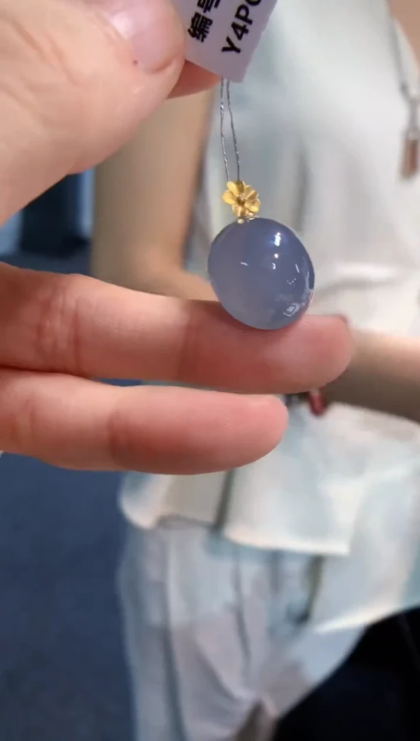 颈饰18K金镶嵌翡翠蛋面