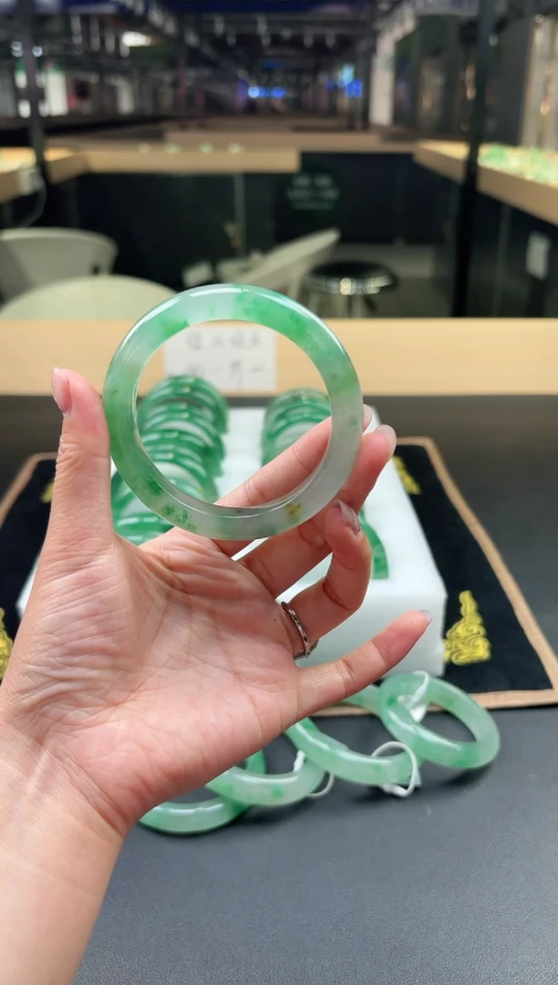 石英质玉（非洲翠）手镯未镶嵌非洲翠/精美非洲翠手镯