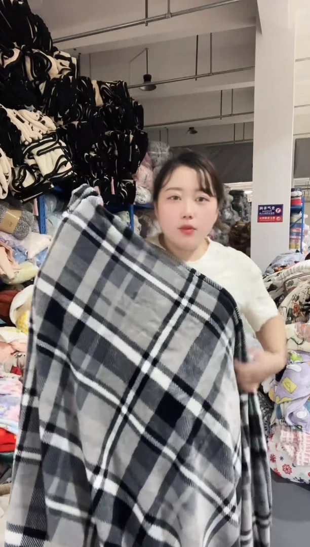 混纺主播手上展示的产品