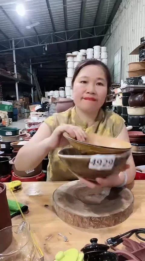 4929瑕疵咖色面碗两个