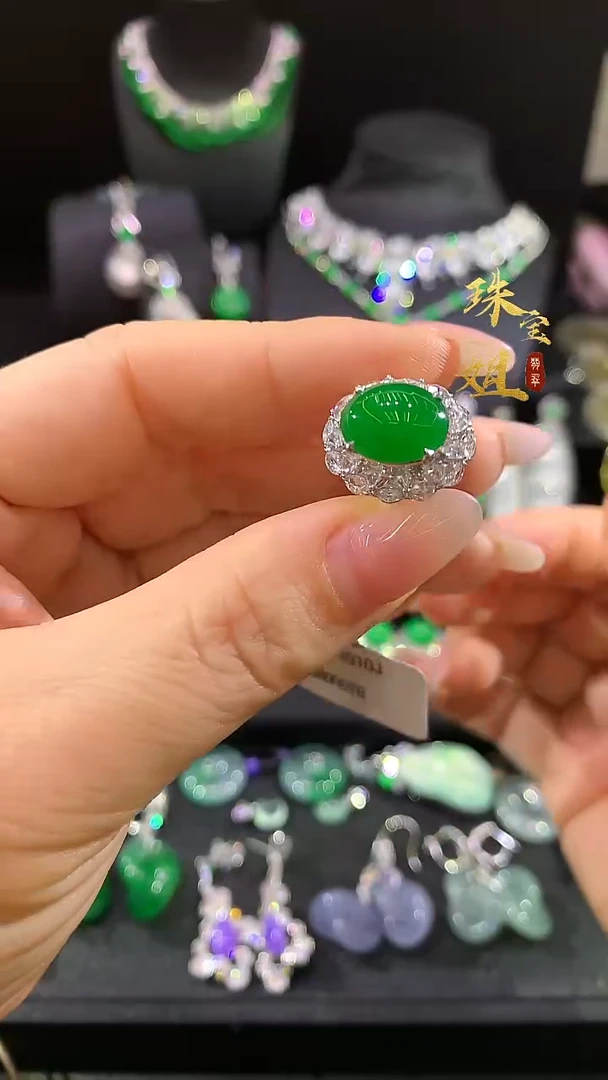 18K金镶嵌戒指翡翠戒指