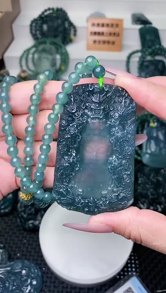 颈饰未镶嵌翡翠
