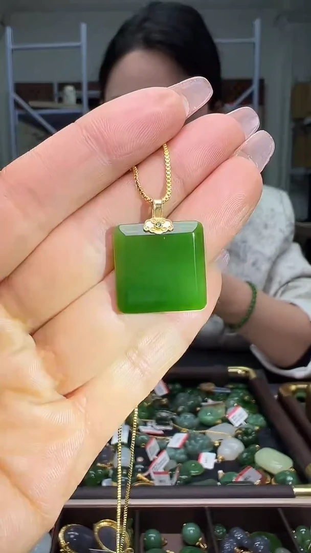 颈饰18K金镶嵌和田玉（多样性发货.发其一)12.27.60