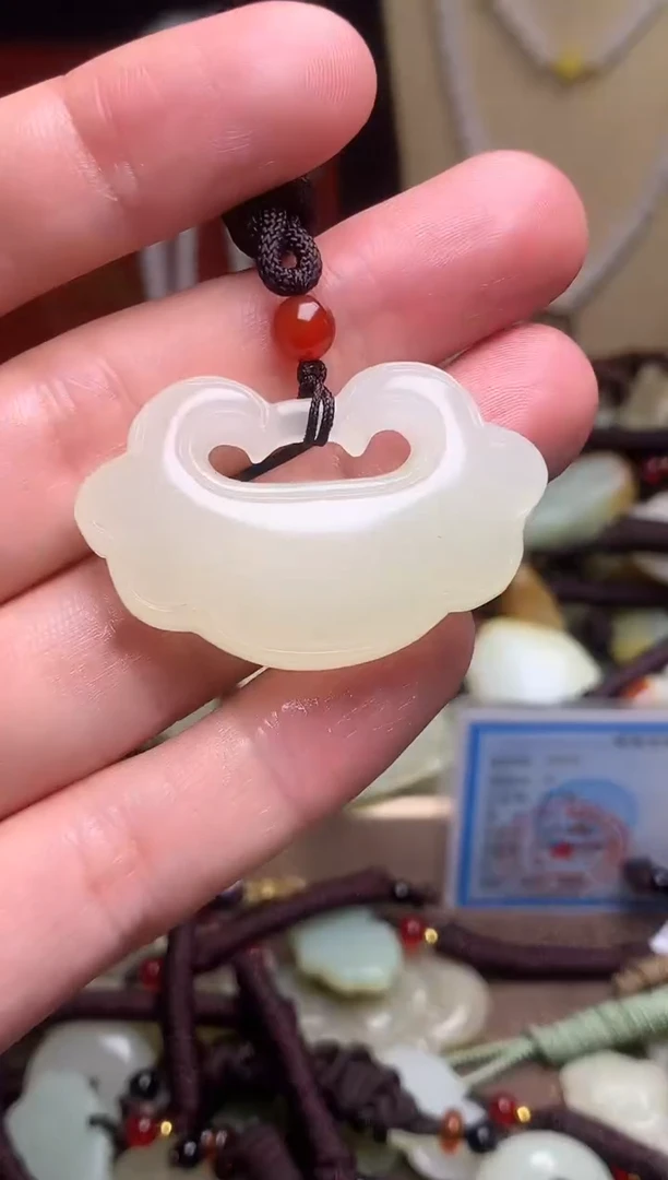 玉新疆料青海料清水吊坠