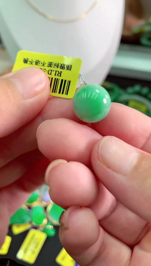 翡翠18K金镶嵌颈饰挂件