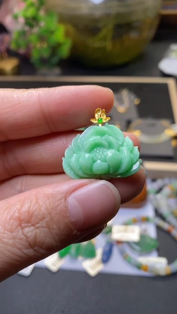颈饰18K金镶嵌翡翠38092