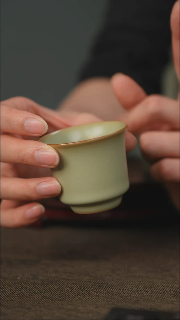 粉青 圆融钟式杯 带底款