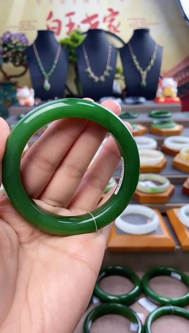 未镶嵌手镯和田玉高端收藏级碧玉手镯