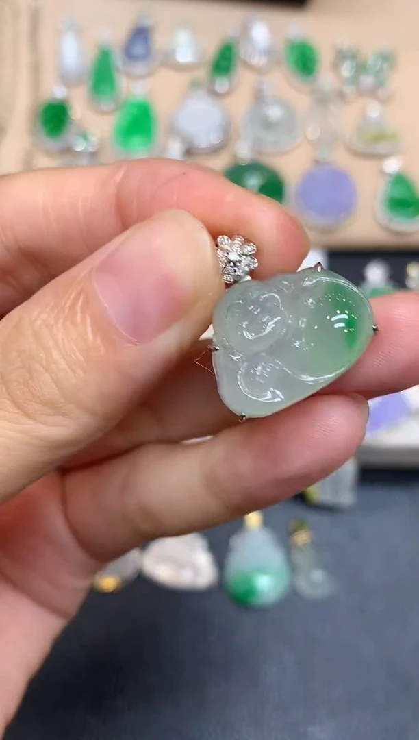 颈饰18K金镶嵌翡翠佛【无服务费