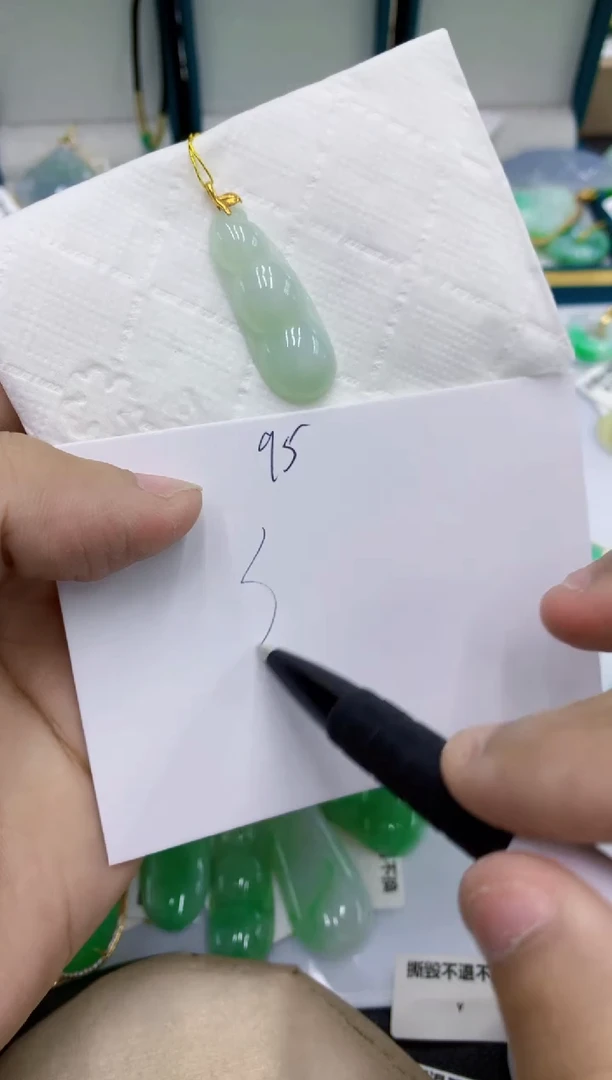 颈饰18K金镶嵌翡翠琴**欢翡翠