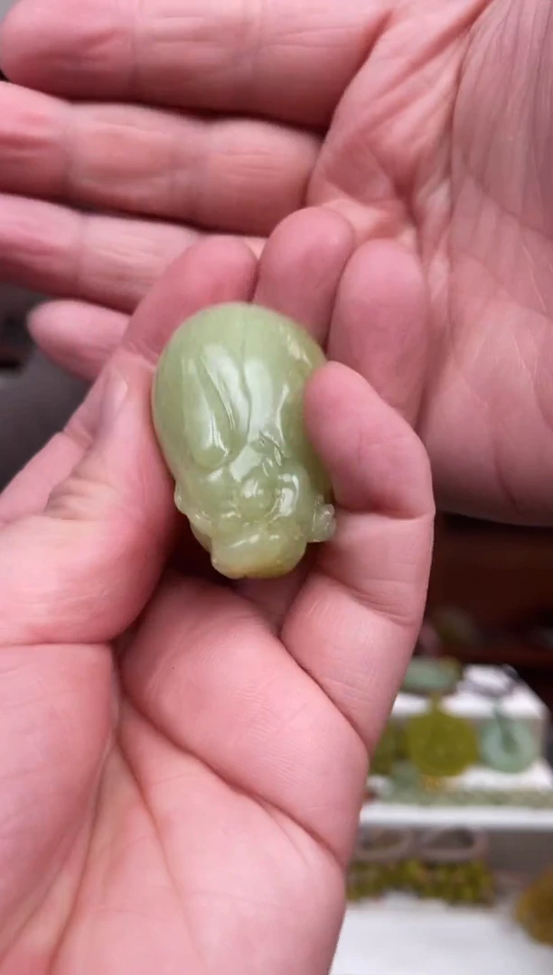 未镶嵌蛇纹石玉颈饰·