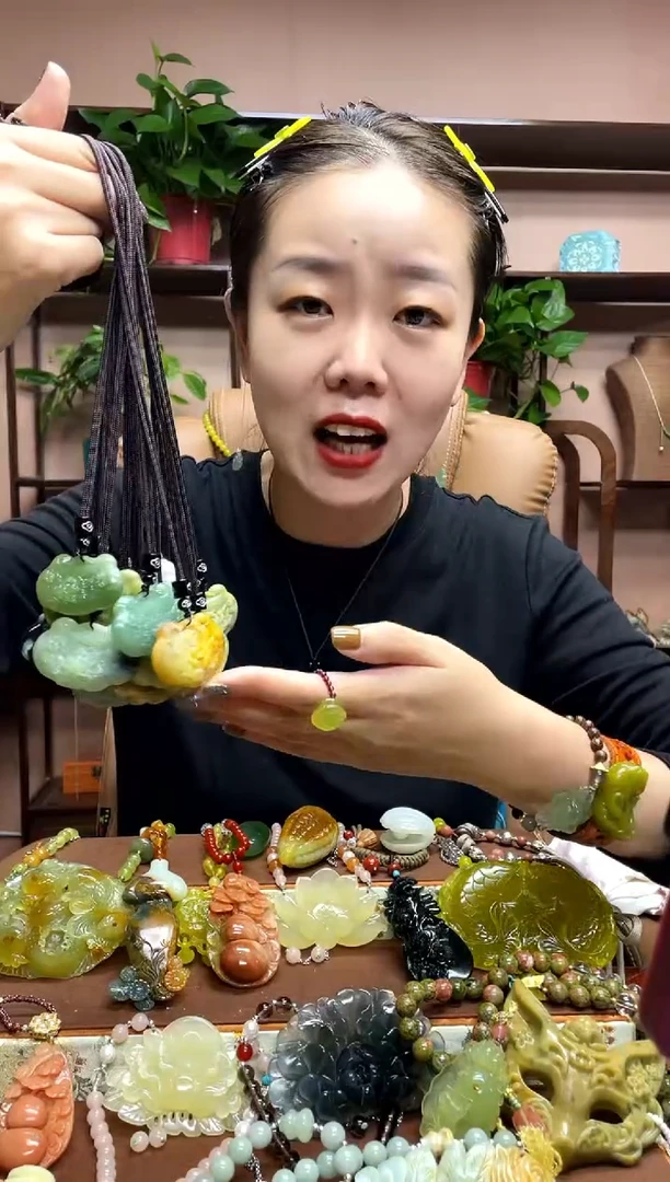 未镶嵌岫玉颈饰多样性发货发其中之一