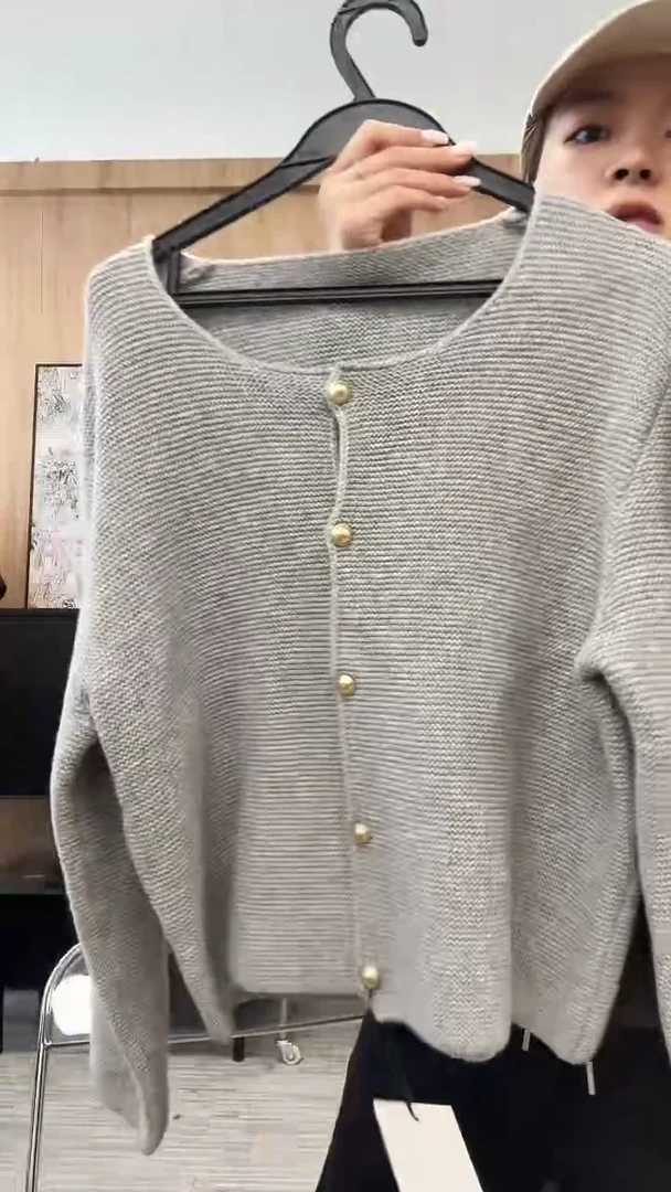 灰色彩砂经典金扣开衫