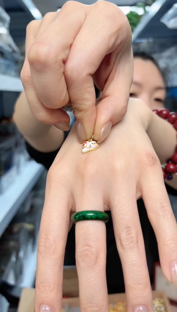 珐琅兔子配饰一片